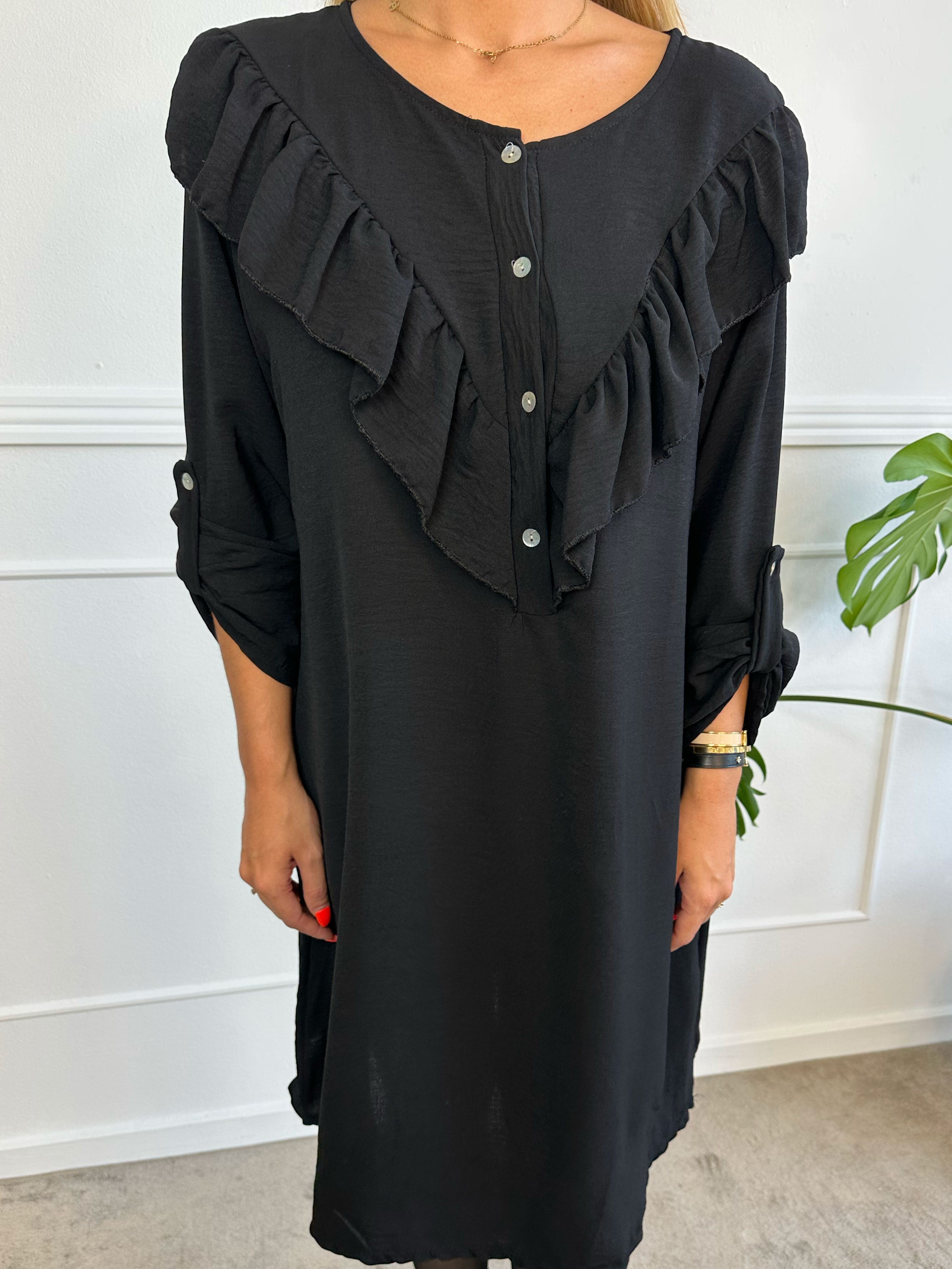 Nicola Dress - Sød kjole med flæser og knapper